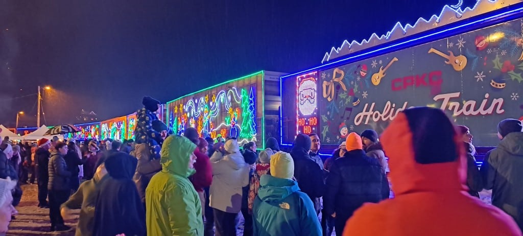 2025 Holiday train crowd in support of Revelstoke food bank